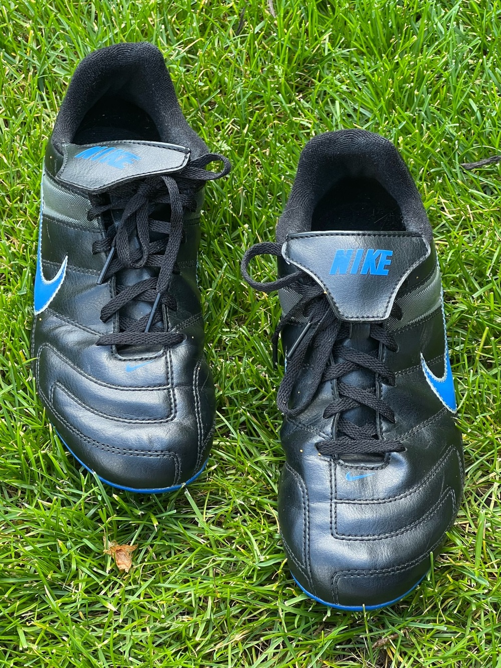 NIKE Boys 5Y Black w/Blue Swoosh Athletic Baseball Cleats - Picture 5 of 5